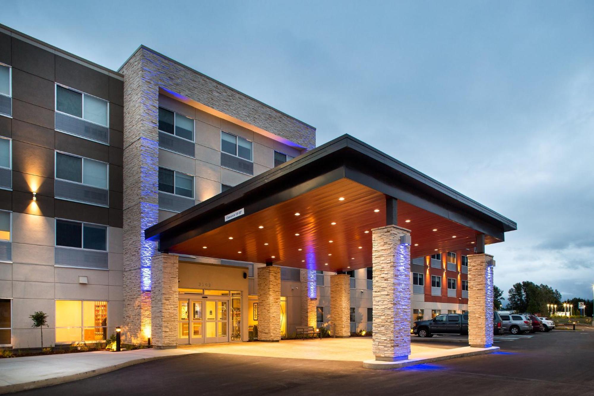 Holiday Inn Express & Suites Terrace By Ihg Екстериор снимка